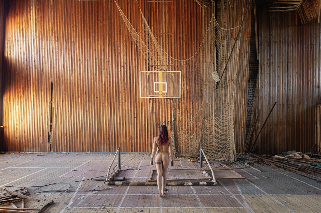 portrait artistique dans bâtiment abandonné ambiance solitude et silence