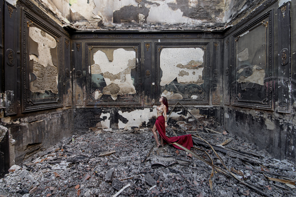 autoportrait dans espace abandonné jeu de lumière et ombre