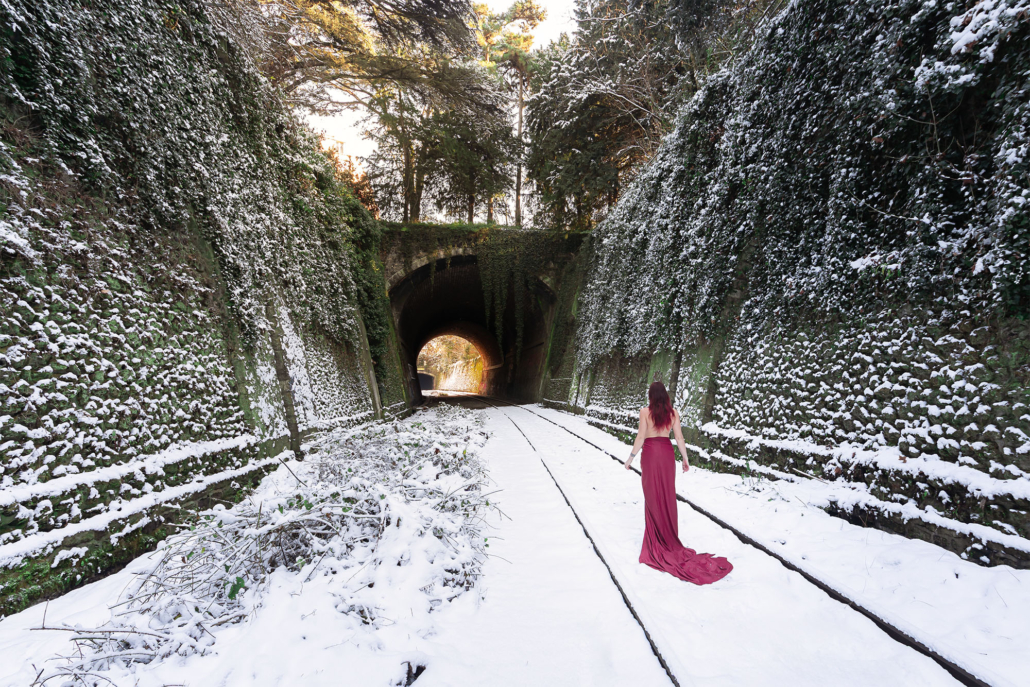 autoportrait urbex dans bâtiment abandonné lumière naturelle ambiance sombre