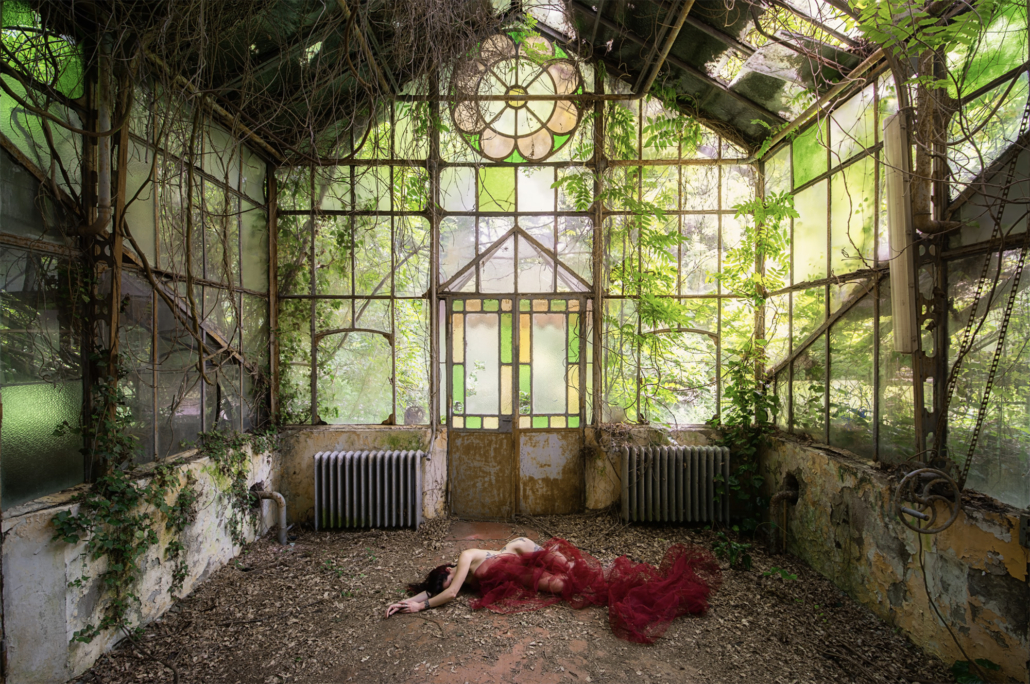 autoportrait photographique urbex dans friche industrielle abandonnée