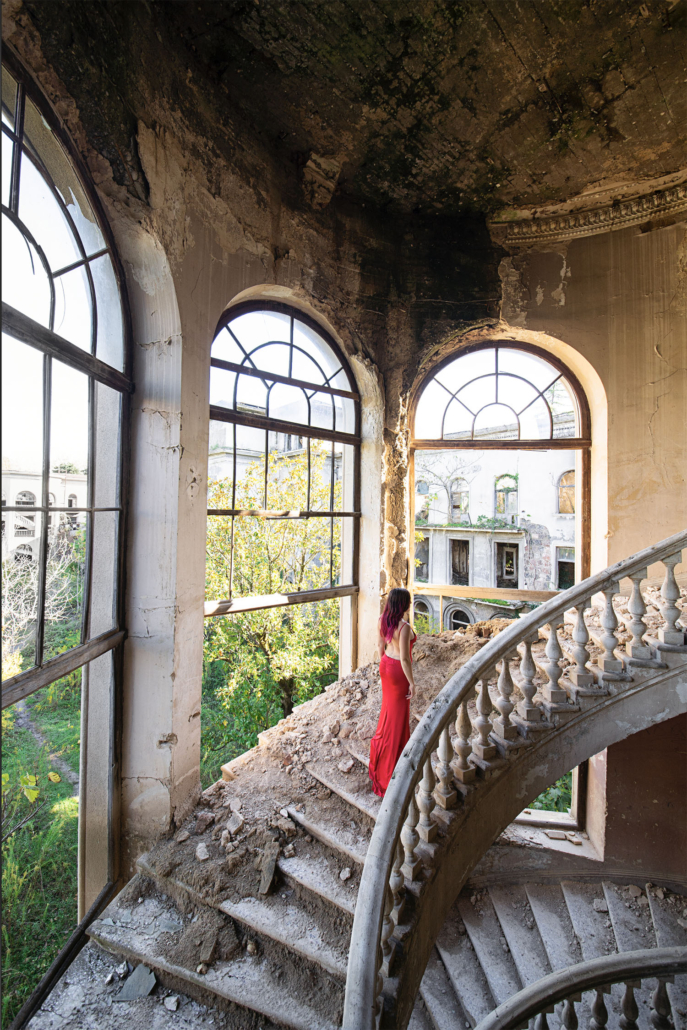 mise en scène autoportrait dans lieu abandonné atmosphère introspective