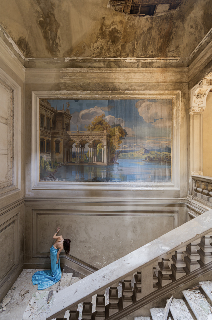 autoportrait artistique dans décor urbex lumière naturelle diffuse