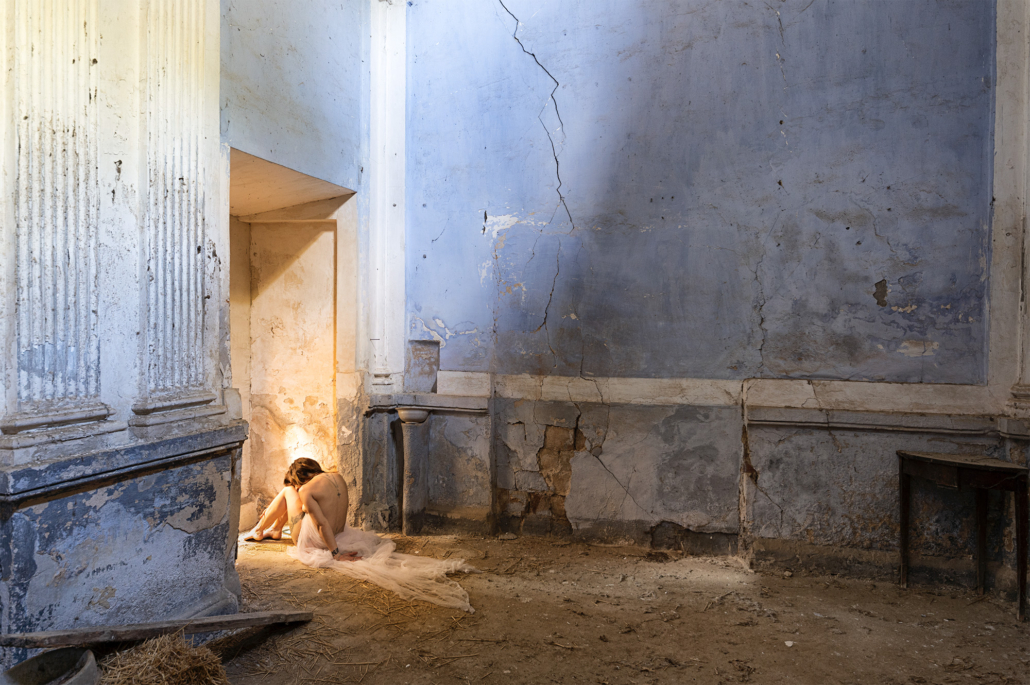 photographie d’art urbex autoportrait dans église désaffectée