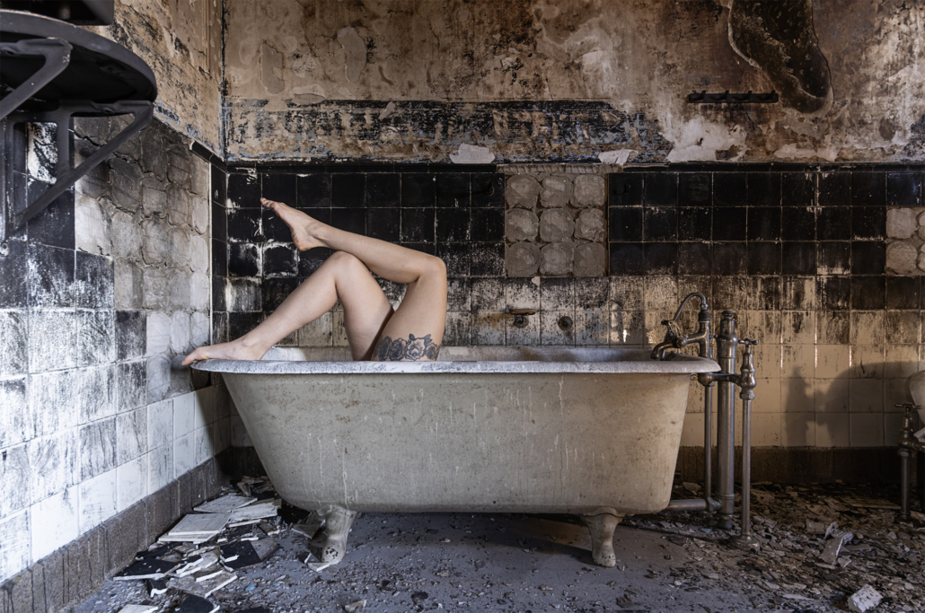 autoportrait urbex dans lieu abandonné ambiance sombre et introspective