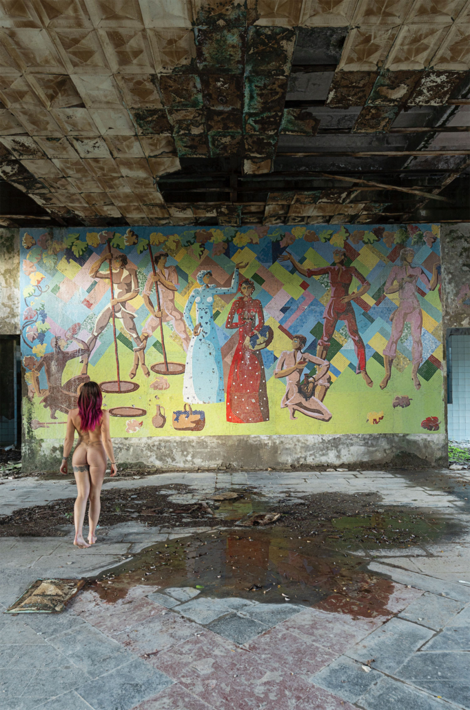 autoportrait photographique en urbex décor délabré et textures anciennes