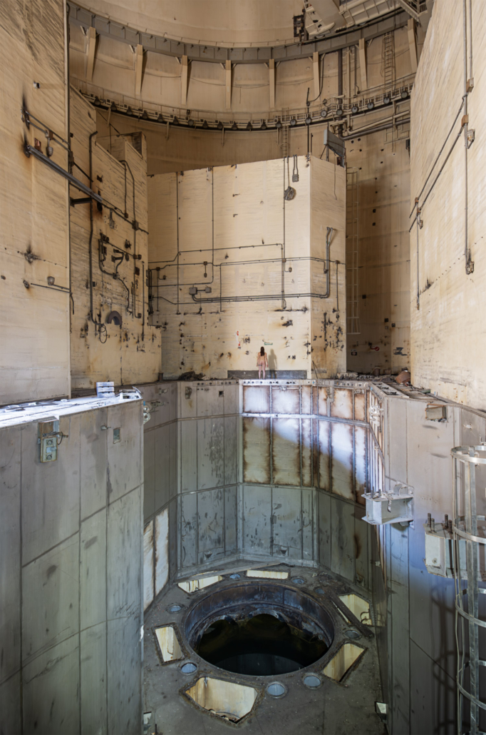 autoportrait artistique urbex dans architecture abandonnée textures brutes