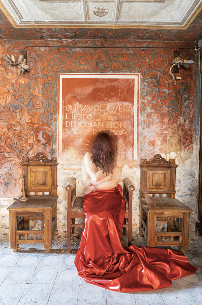 photographie d’art urbex autoportrait dans bâtiment délabré