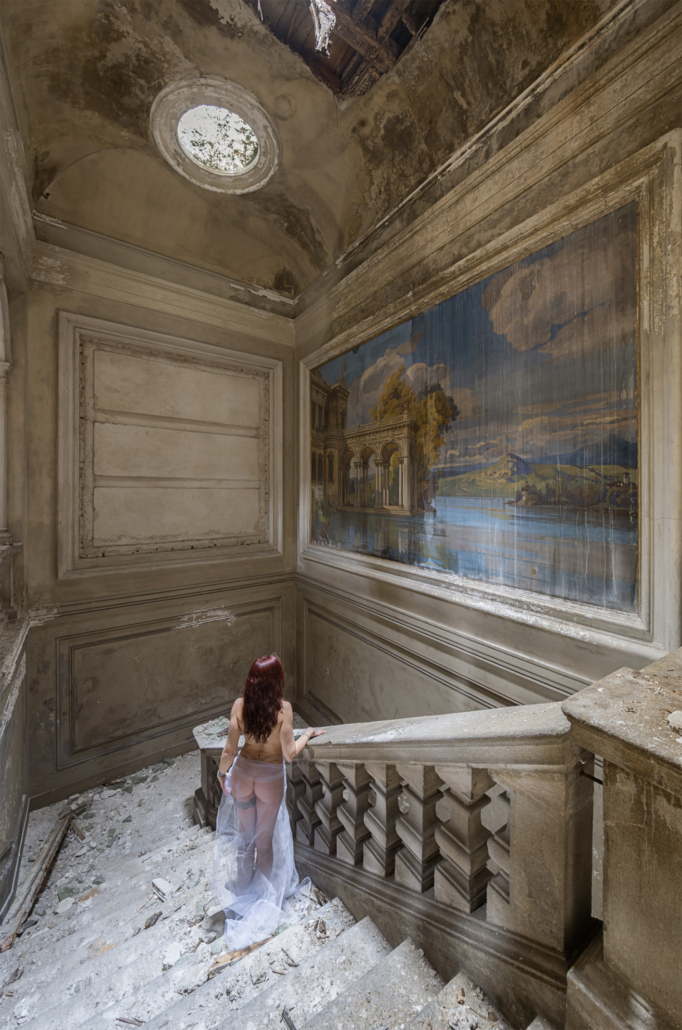 photographie urbex autoportrait dans site abandonné ambiance silencieuse