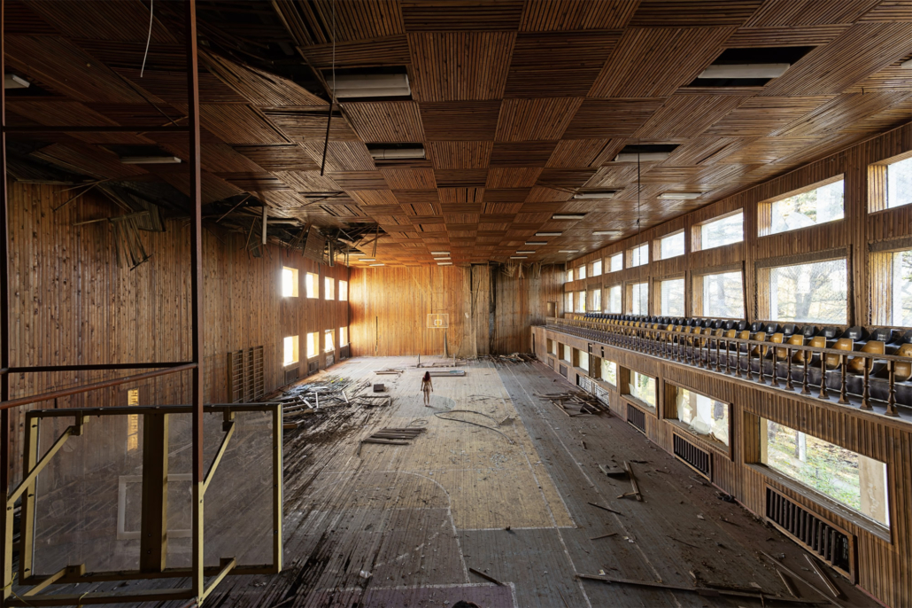 autoportrait urbex dans maison abandonnée lumière froide et contraste