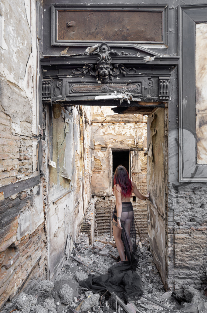 autoportrait dans bâtiment en ruine ambiance cinématographique