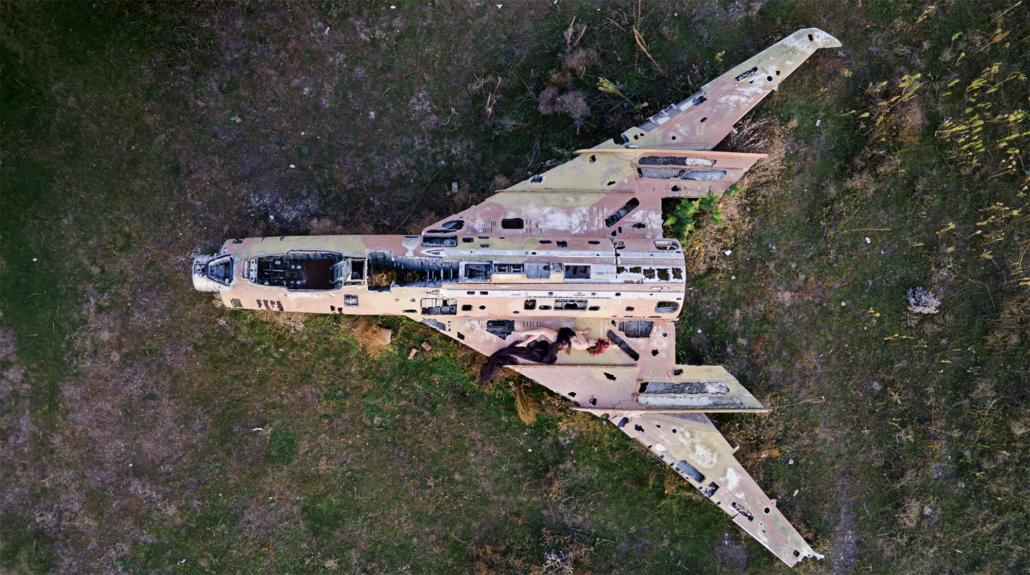 portrait dans friche industrielle abandonnée ambiance sombre et minimaliste