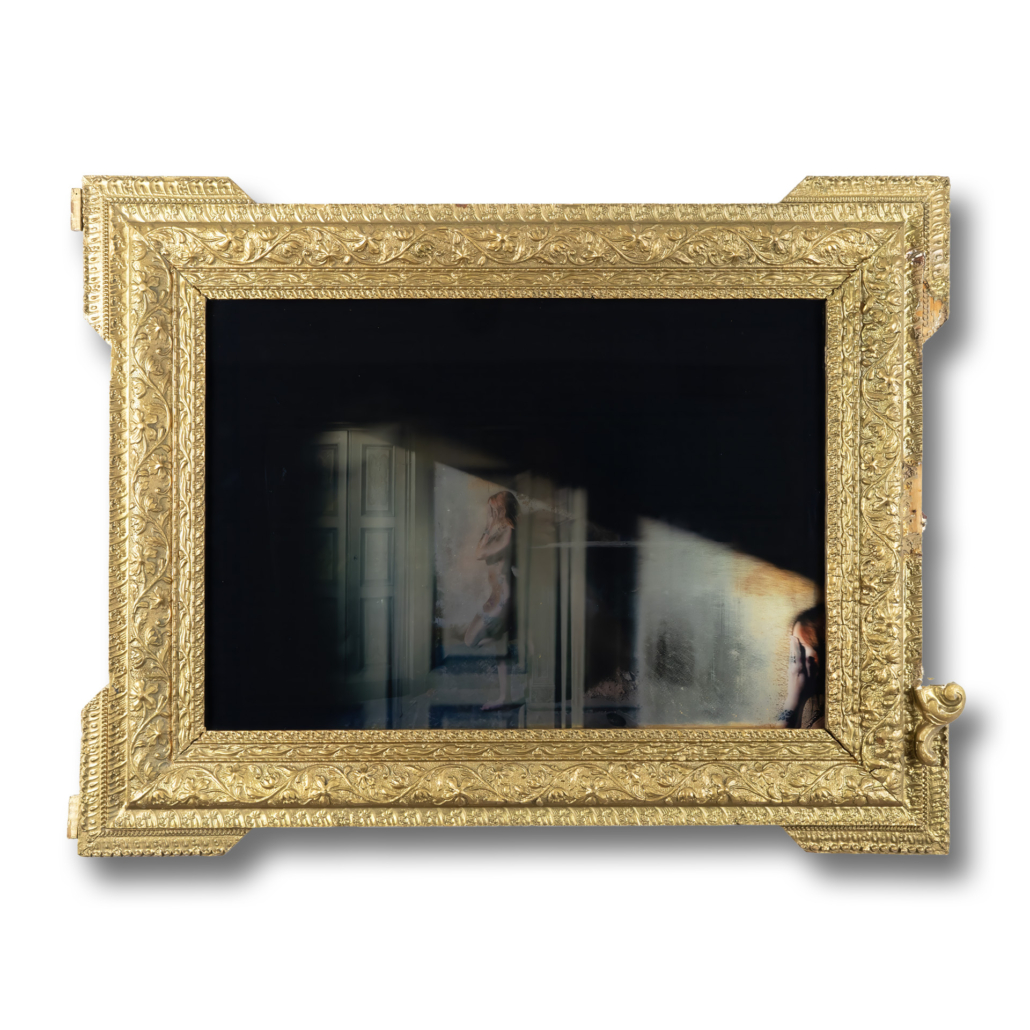 Intérieur d’un bâtiment déserté envahi par la poussière et la lumière naturelle