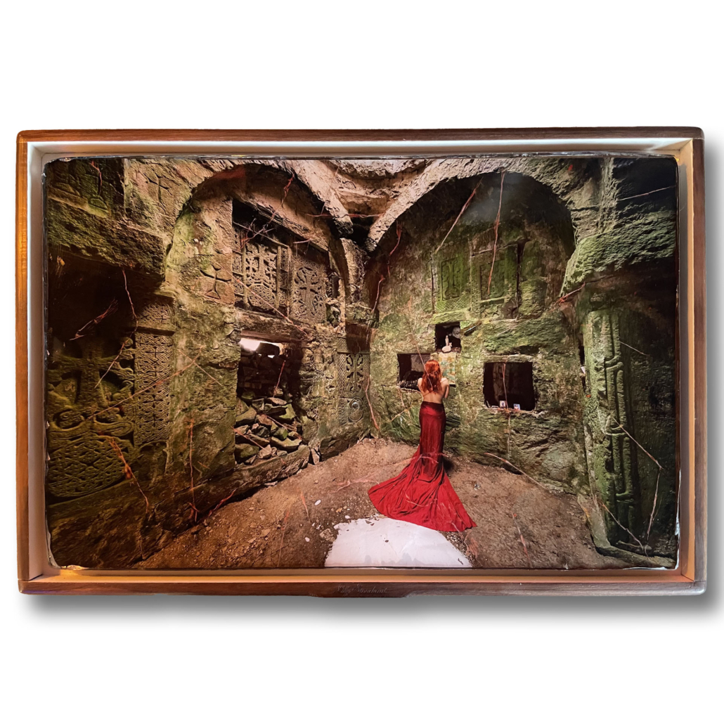 Photographie d’art urbex représentant une architecture abandonnée plongée dans une ambiance post-apocalyptique.
