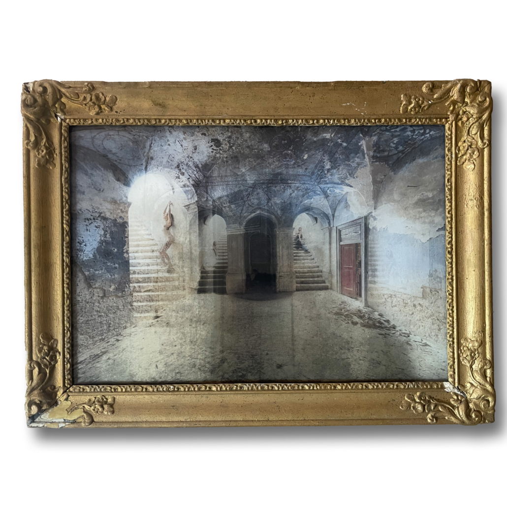 Image d’un intérieur abandonné avec lumière naturelle et esthétique post-industrielle.