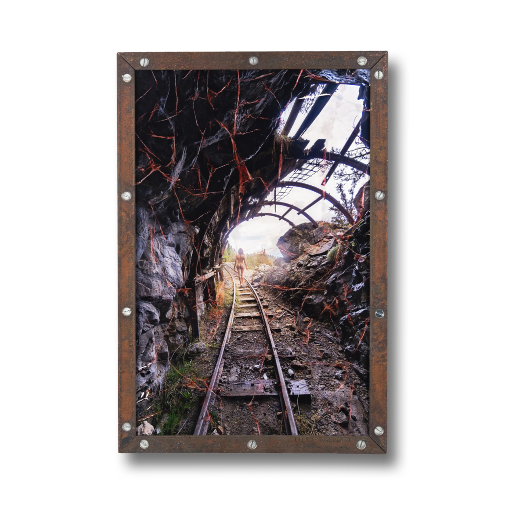 Exploration d’un site urbex avec structures rouillées et murs délabrés